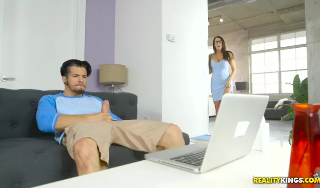 Красивая зрелая мамуля с пышной грудью пользует хуй сынишки дрочера