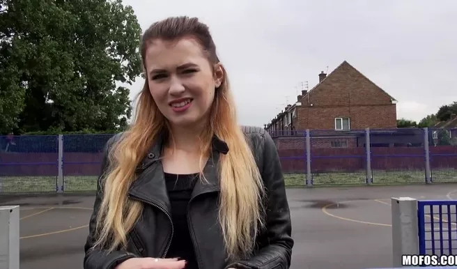 Пикапер охуел от красотки в леопардовых лосинах и заплатил за еблю в лесу