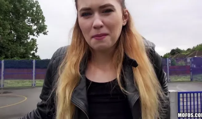 Пикапер охуел от красотки в леопардовых лосинах и заплатил за еблю в лесу