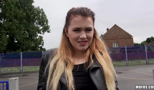 Пикапер охуел от красотки в леопардовых лосинах и заплатил за еблю в лесу