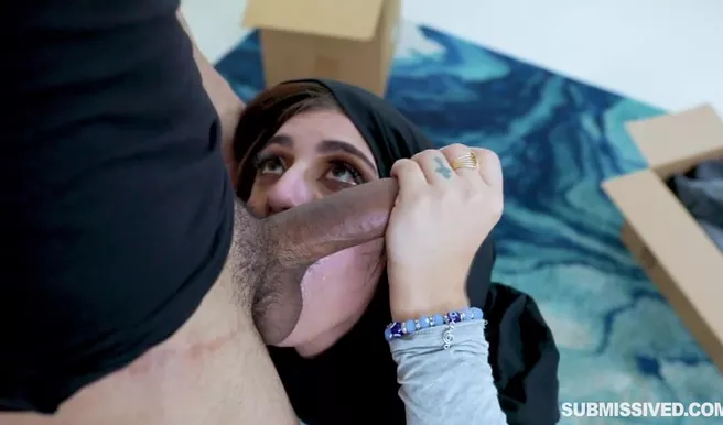 Бородатый тип наказал мусульманскую девицу за непокорность и жестко поебал ее киску
