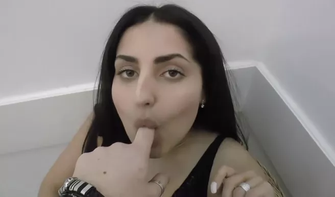 Красивая горянка аппетитно дудонит сочный хуй на камеру