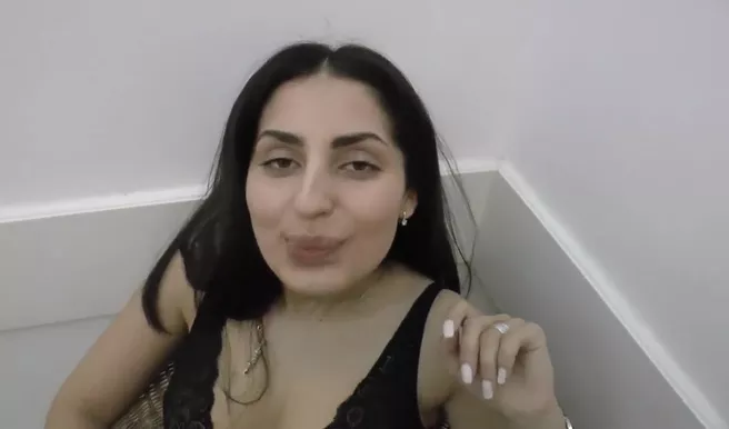 Красивая горянка аппетитно дудонит сочный хуй на камеру