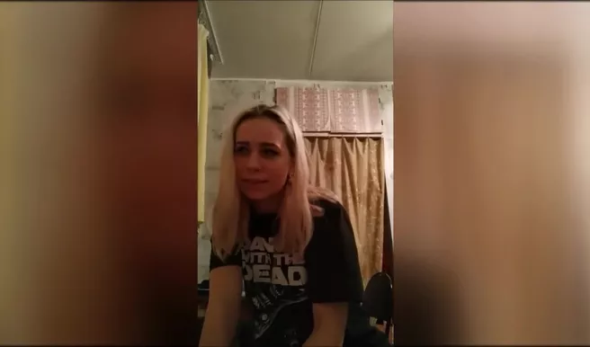 Приколист косит под Вудмана в домашнем сексе с русской спермоглоткой