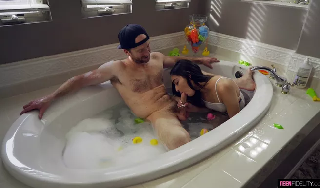 Целый час неутомимый факер жарит пиздёнку красивой чернявки Эмили Уиллис