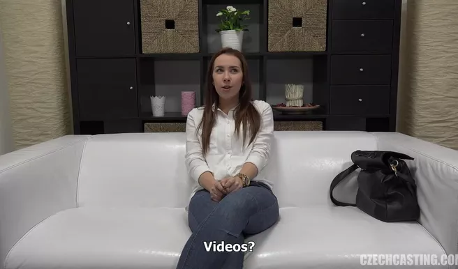 Пражская шкурёха Сара впервые блядует на камеру на порно кастинге