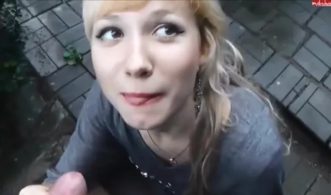 Отбитая русская вафлистка сосёт хуй на улице в метре от прохожих