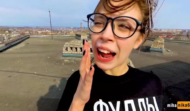 На крыше не до романтики, когда хуй стоит и пора снимать контент