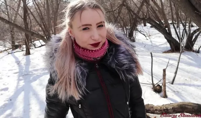Нехуй гулять по лесу одной. Выебал незнакомку среди снега и согрел член