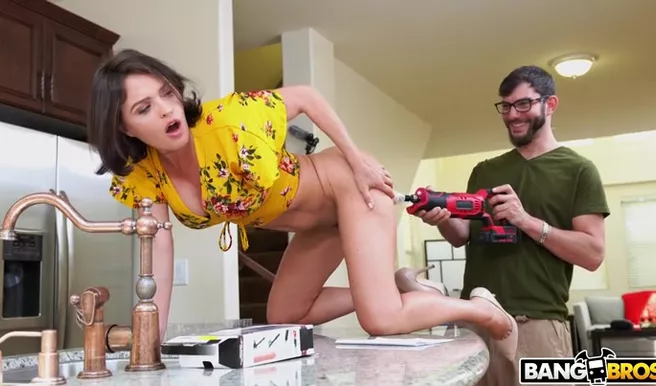 Писюкатый гузнотёр осуществил ректальную прожарку секс блогерши