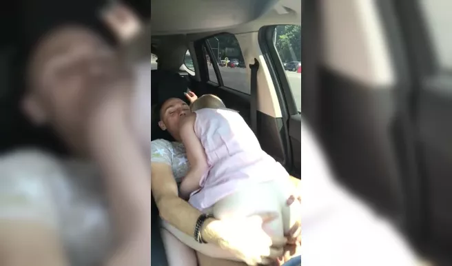 На скрытую в машине камеру выебал блондинку прямо на парковке