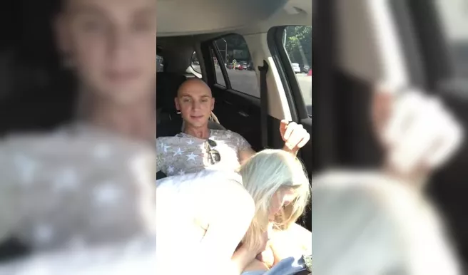 На скрытую в машине камеру выебал блондинку прямо на парковке