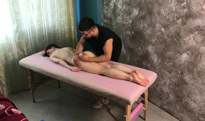 Массажист пальцами доводит до оргазма модельку 18-летнюю