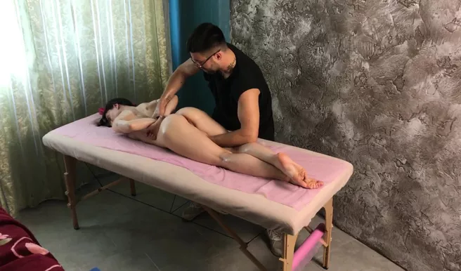 Массажист пальцами доводит до оргазма модельку 18-летнюю