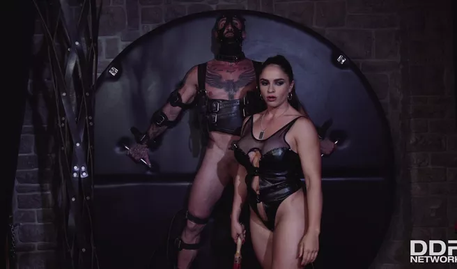 Сисястая госпожа заставляет накаченного раба ебаться в БДСМ бункере