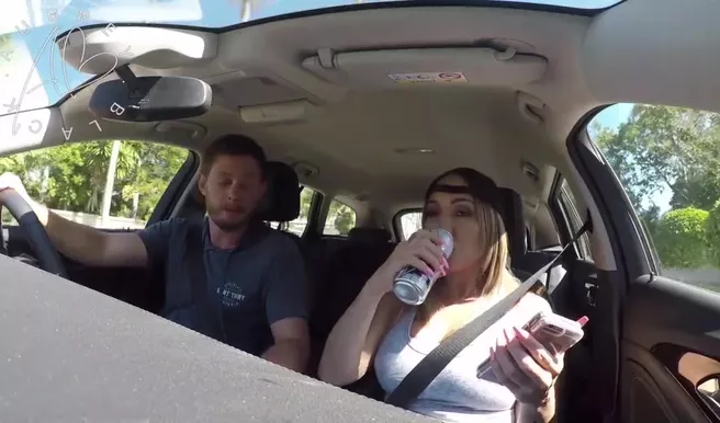 Баночка пивка и девка готова ебаться прямо в машине