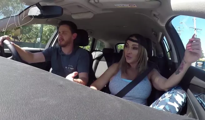 Баночка пивка и девка готова ебаться прямо в машине