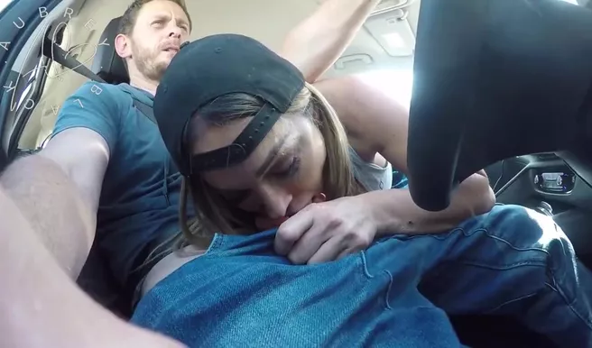 Баночка пивка и девка готова ебаться прямо в машине