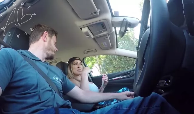 Баночка пивка и девка готова ебаться прямо в машине