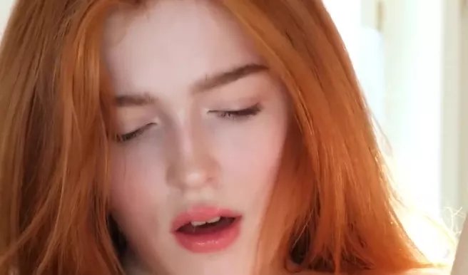 Лицо скромной кошечки, но пальчики гуляют по аналу и пизде на камеру