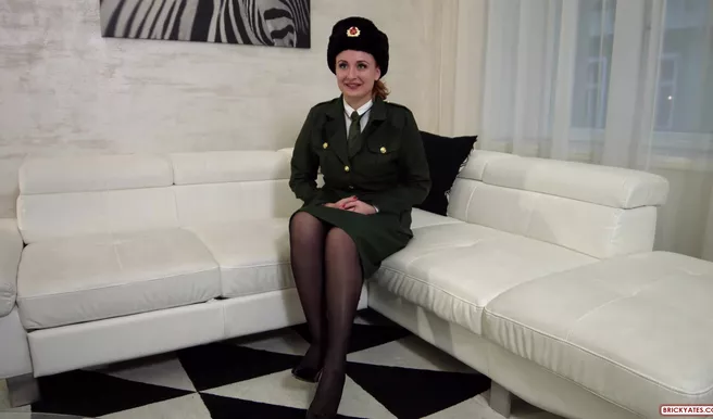 Рыжая коммунистка отдалась в пизду капиталисту на порно кастинге