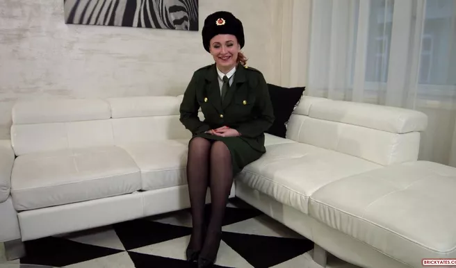 Рыжая коммунистка отдалась в пизду капиталисту на порно кастинге