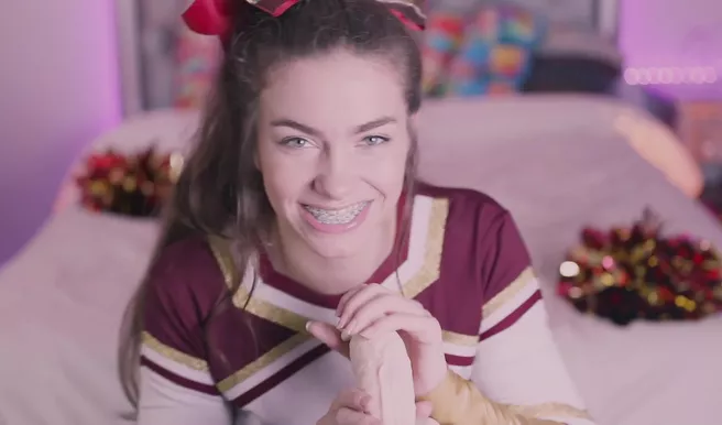 Черлидерша в брекетах учится на дилдосе делать минет