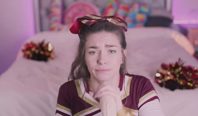 Черлидерша в брекетах учится на дилдосе делать минет