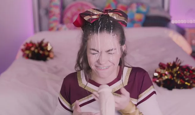 Черлидерша в брекетах учится на дилдосе делать минет