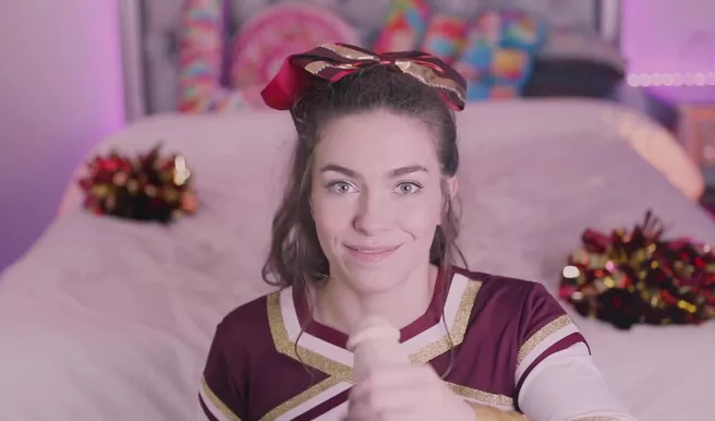 Черлидерша в брекетах учится на дилдосе делать минет