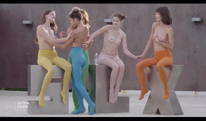 Пять лесбиянок устроили секс шоу на арт-выставке