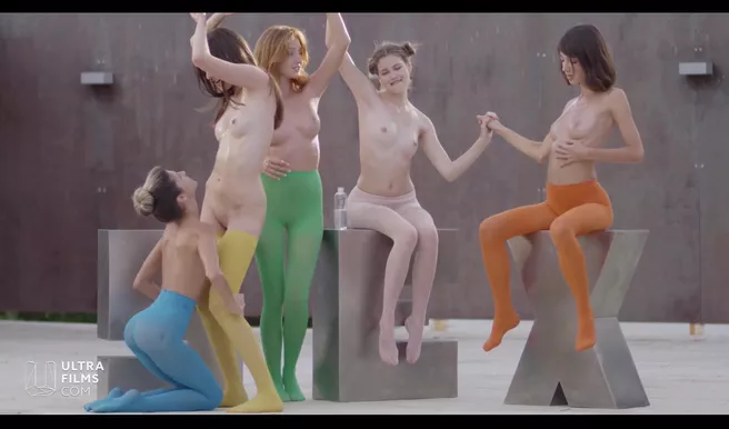 Пять лесбиянок устроили секс шоу на арт-выставке