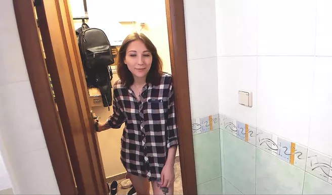 Брат рукоблуд непроизвольно слил семя в лоно сестры