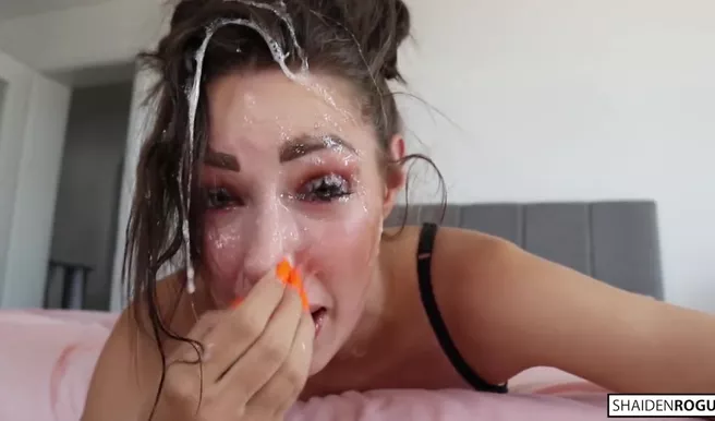 Камшотница проверяет глубину своего горла с новым парнем