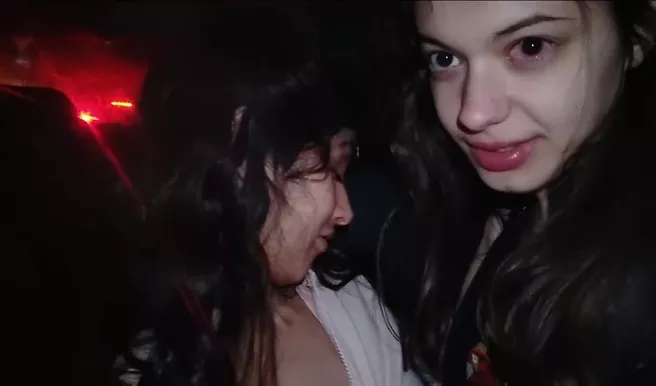 Две чернявки лижутся в тачке, а одна из них феллирует хуй слащавого пацанёнка