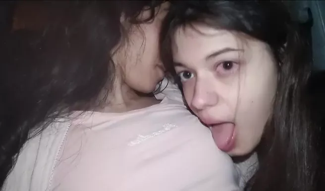 Две чернявки лижутся в тачке, а одна из них феллирует хуй слащавого пацанёнка