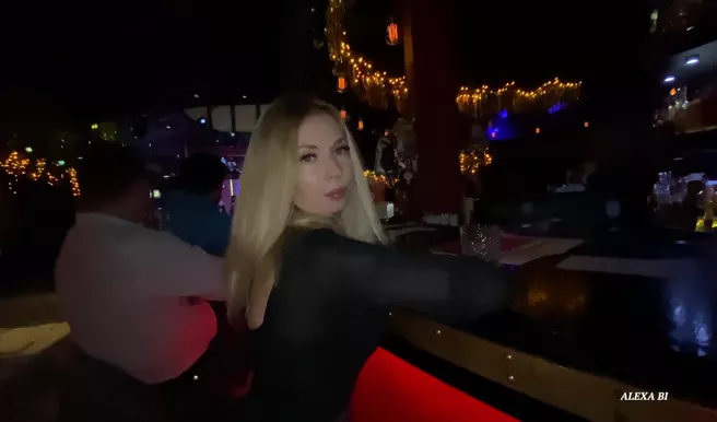 Пару коктейлей и датая клубная шалава тешит пенис в уборной