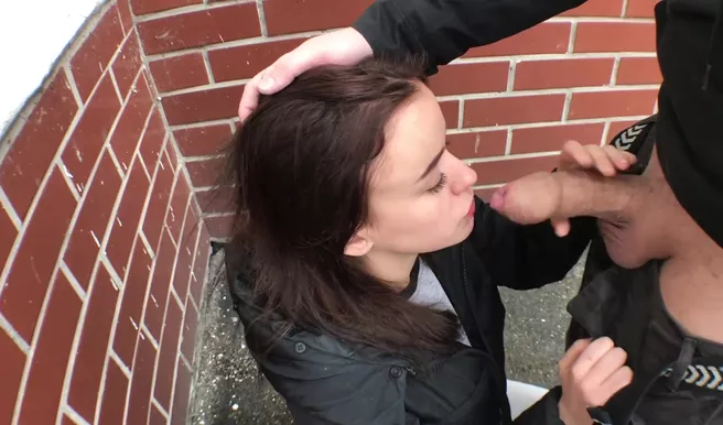 Студенты пытаются потрахаться на улице пока дом занят родителями