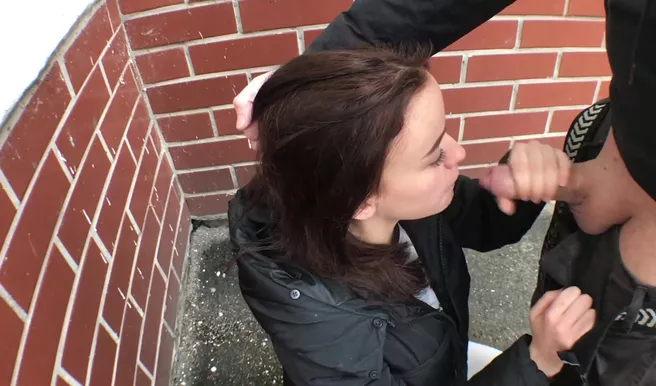 Студенты пытаются потрахаться на улице пока дом занят родителями