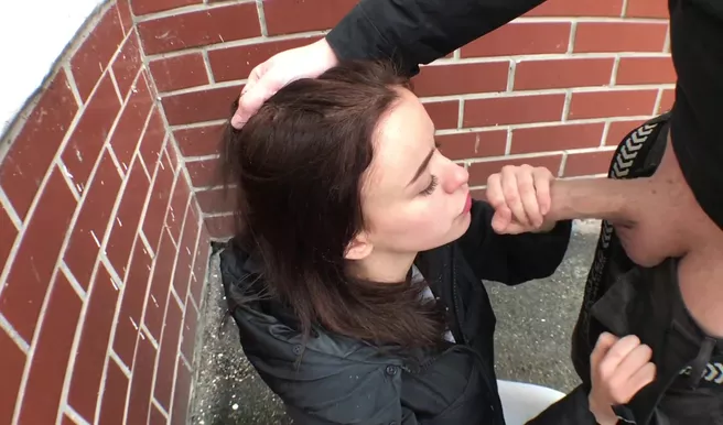 Студенты пытаются потрахаться на улице пока дом занят родителями