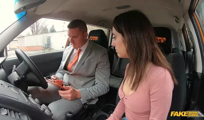 Сдала экзамен по вождению отсосом члена и сексом в машине