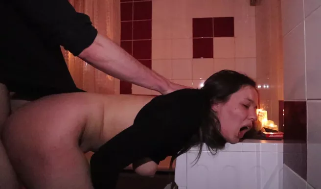 Девка получила пизды ремнем и жесткую еблю в ванной при свечах