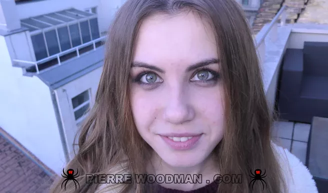 Русская курва глотнула мочи и кончи Вудмана после анального развала