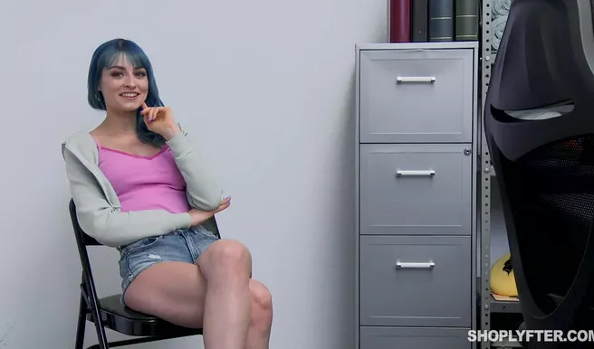 Охранник магазина достойно наказал юную хулиганку