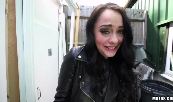 Пикапер подцепил брюнетку в обтягивающих лосинах и трахнул ее за гаражами