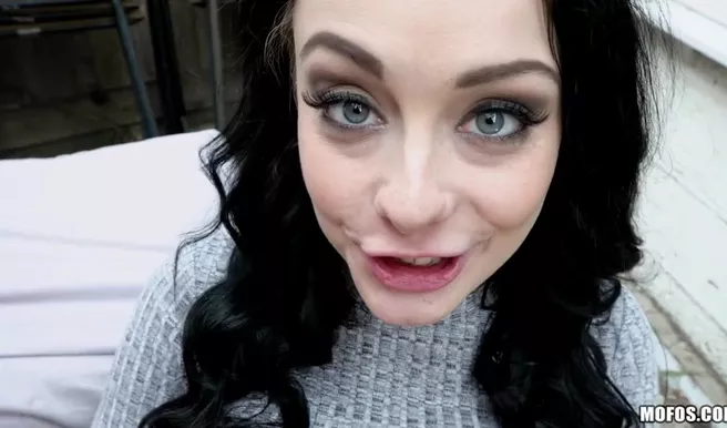 Пикапер подцепил брюнетку в обтягивающих лосинах и трахнул ее за гаражами