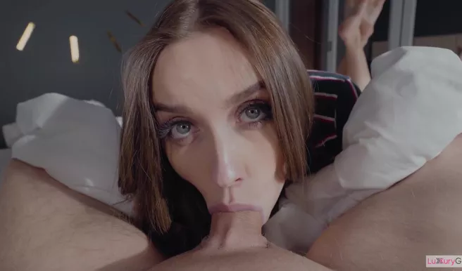 Слюнявый минет от светлоглазой брюнетки с самого раннего утра