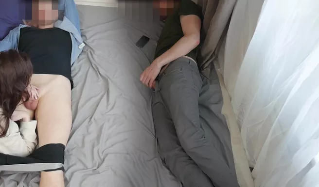 Юный куколд возбудился от того, как его жена сосет другу и трахнул ее