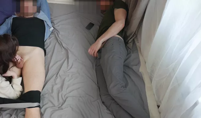 Юный куколд возбудился от того, как его жена сосет другу и трахнул ее