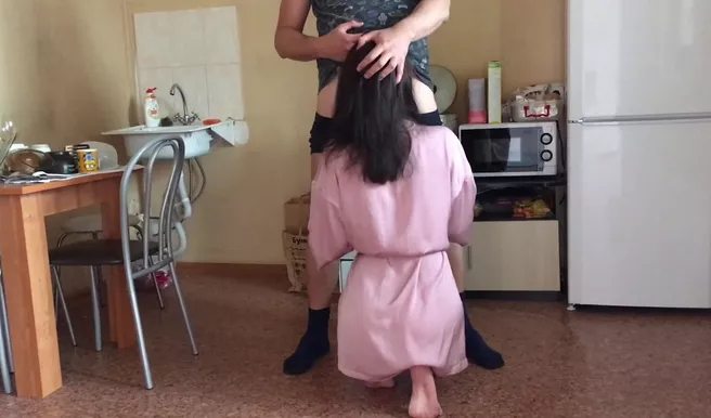 Заглянула в гости на чай, отсосала, да еще и в сральник дала